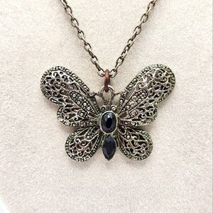 VINTAGE Silver-Tone Filigree Ornate Elegant Butterfly Pendant Necklace